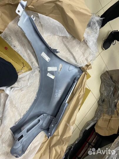 Крыло левое на renault sandero с 08 цвет 369 Белый