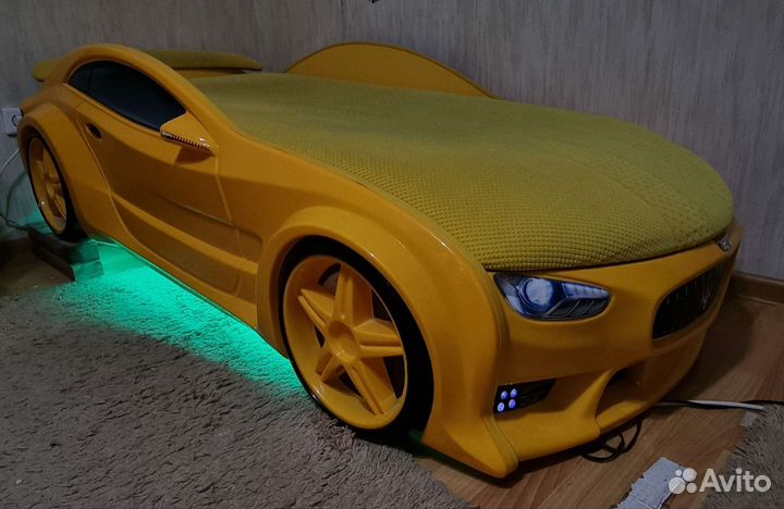 Детская кровать машина