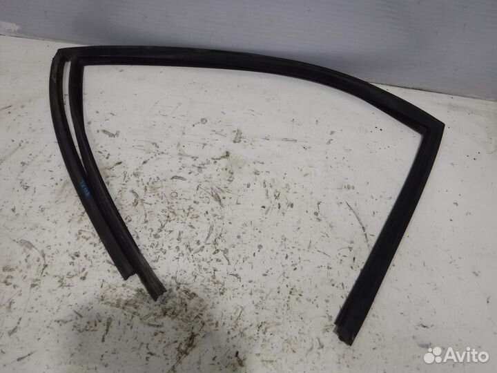 Уплотнитель стекла двери Ford Fusion