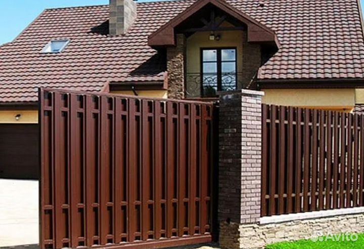 Забор из евроштакетника с металлическими столбами