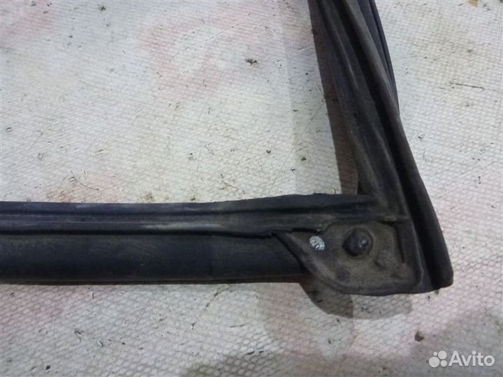 Уплотнительная резинка стекла передняя левая