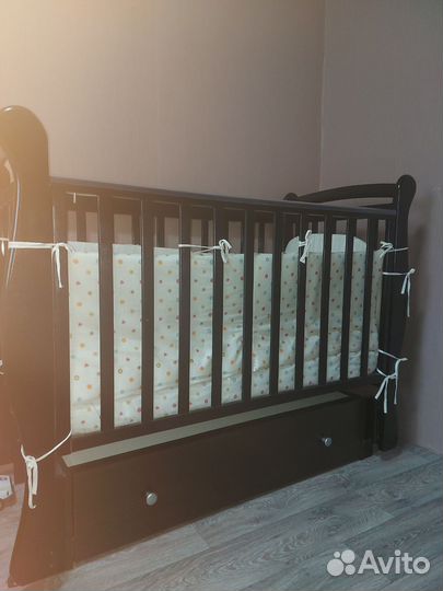 Детская кроватка с универсальным маятником
