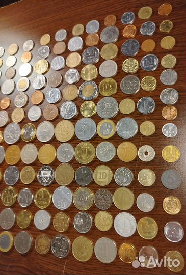 180 иностранных монет без повторов