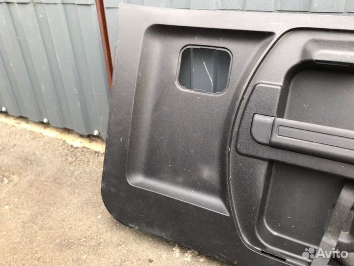 Обшивка двери багажника Mitsubishi Pajero IV