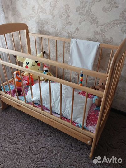 Детская кроватка с маятником и ящиком