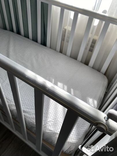 Детская кроватка с маятником и ящиком