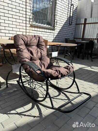 Кресло качалка для сада