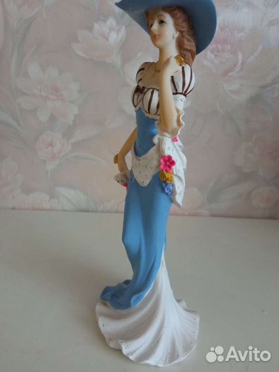 Статуэтки дама с зонтиком