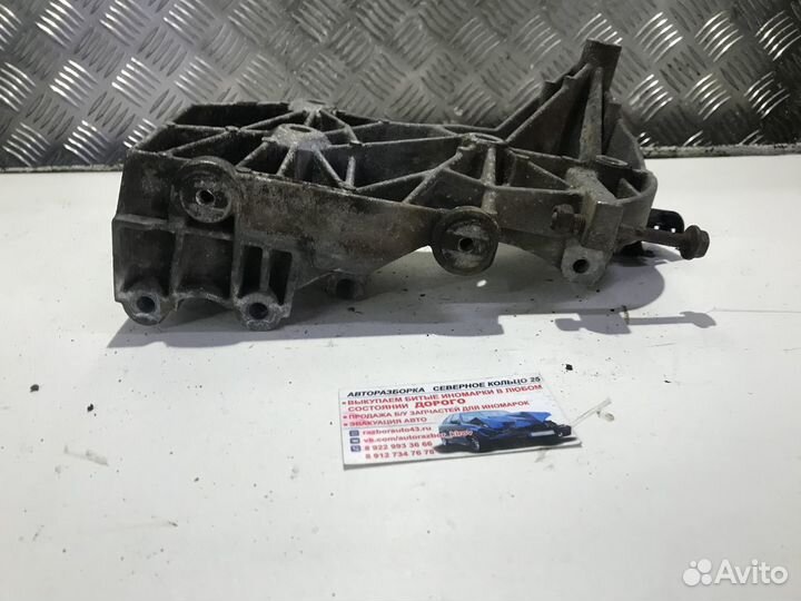 Кронштейн генератора Рено Сандеро Renault Sandero