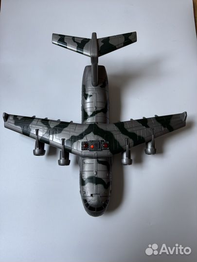Большой самолет военный грузовой транспортный