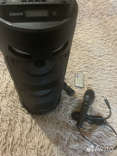 Музыкальная колонка с микрофоном.Новая