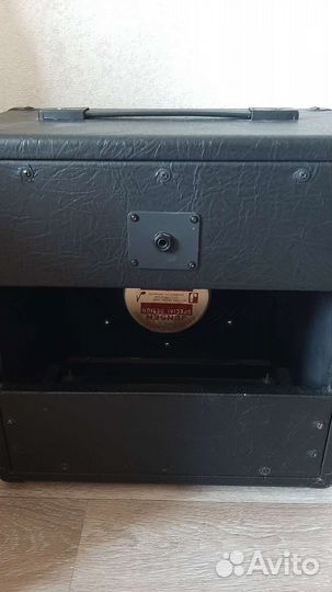 Гитара с ламповым усилителем и динамиком