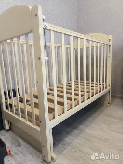 Детская кроватка с маятником