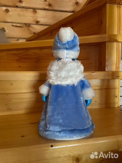 Дед мороз и снегурочка под елку