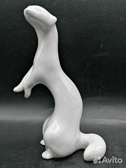 Фарфоровая статуэтка 