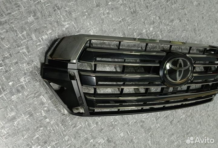 Решетка + эмблема Land Cruiser 200 черная Оригинал