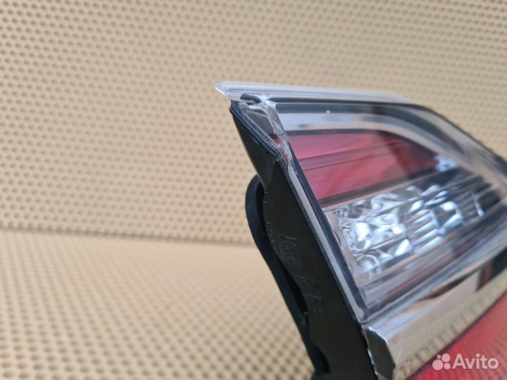 Фонарь в крышку багажника задний левый Toyota