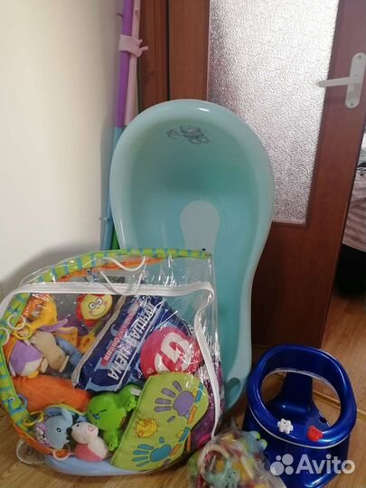 Детские вещи (игрушки, ванночка, коврики)