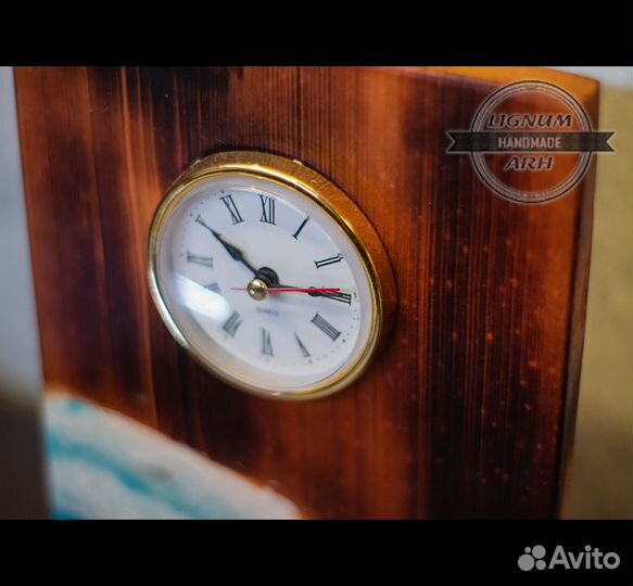 Часы из дерева и эпоксидной смолы 
