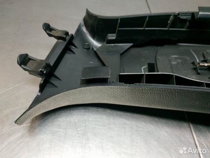 Обшивка стойки центральной правая Jeep Grand