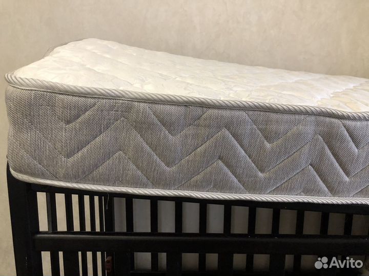 Детская кроватка с универсальным маятником