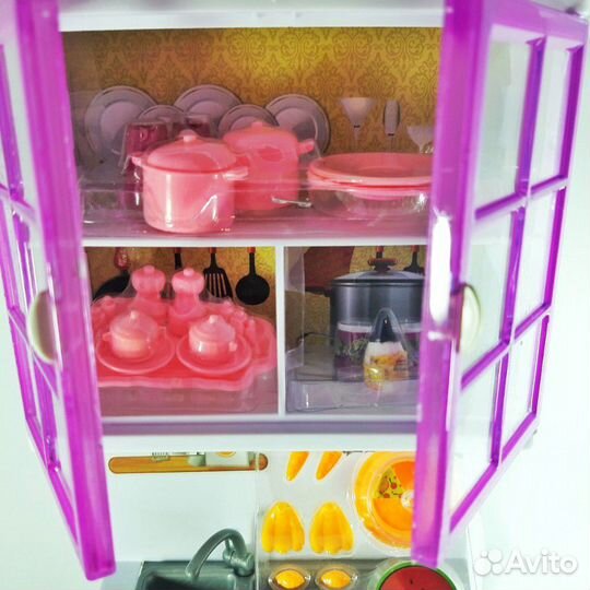 Игрушечная кухня с куклой