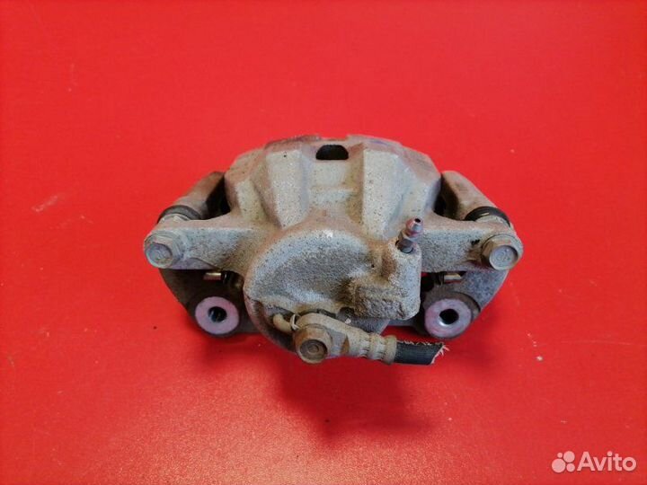 Суппорт передний правый Toyota Corolla ZRE151L