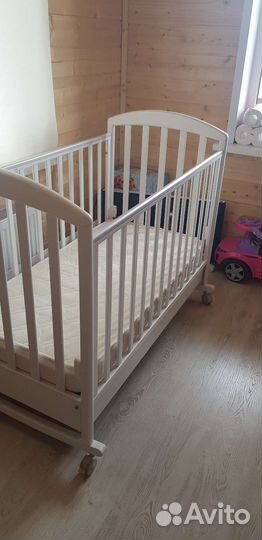 Детская кроватка с ящиком и матрасом