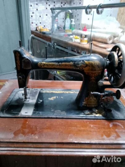 Антикварная швейная машинка Зингер с тумбой
