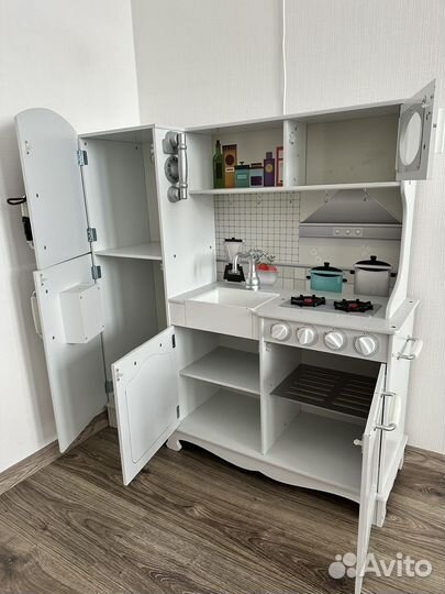 Детская деревянная кухня с посудой