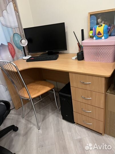 Компьютерный стол и стул