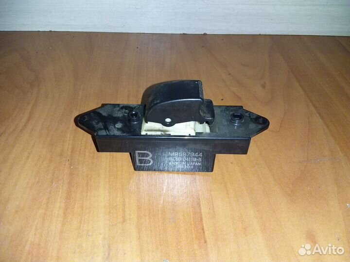 Задняя левая кнопка стеклоподъемника Mitsubishi AS