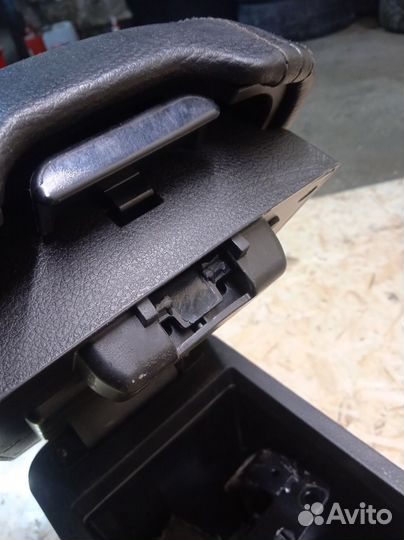 Подлокотник Geely Emgrand EC7