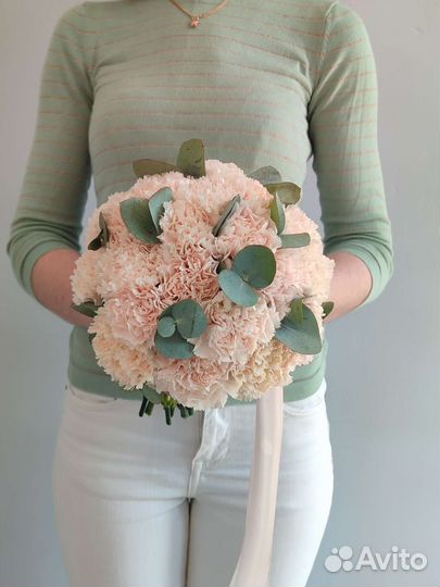 Свадебный букет из гвоздик и эвкалипта