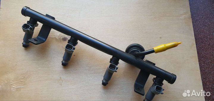 Топливная рампа с форсунками на двигатель крайслер