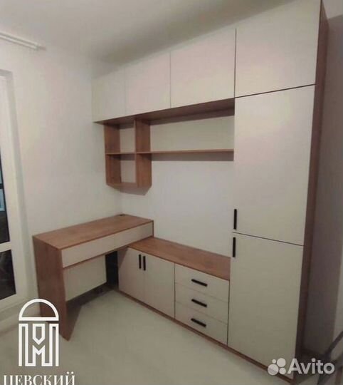 Письменный стол у окна для школьника