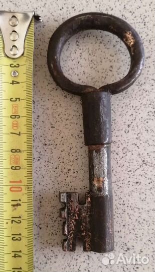 Замок старинный с ключом
