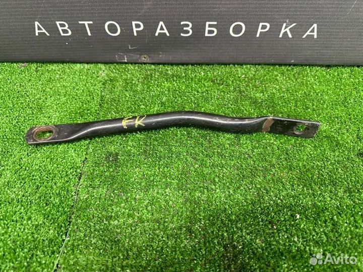 Кронштейн переднего подрамника правый Renault