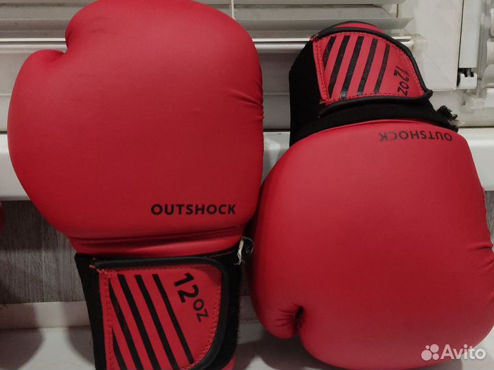 Боксерские перчатки и шлем