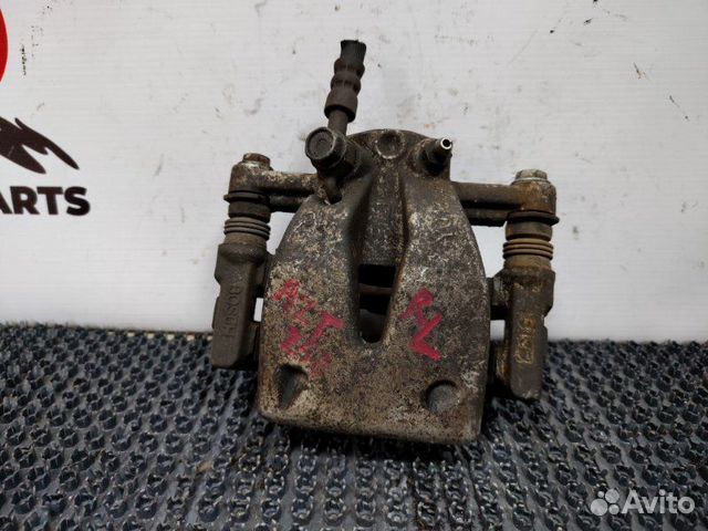 Суппорт тормозной задний левый Toyota Avensis