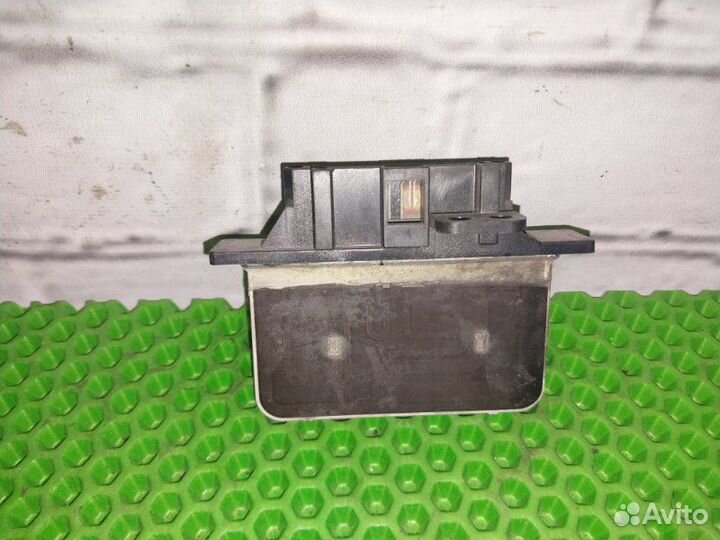 Резистор отопителя Nissan Sunny FB13