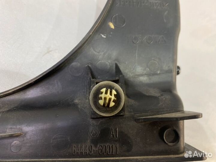 Накладка на петлю багажника задняя левая Toyota