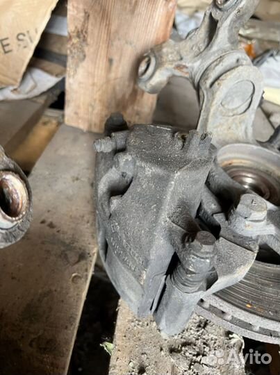 Тормозной суппорт передний Nissan Primera P12