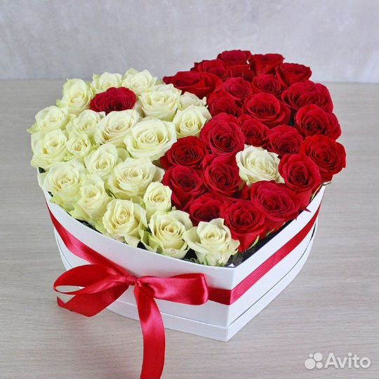 Сладости и цветы в коробке