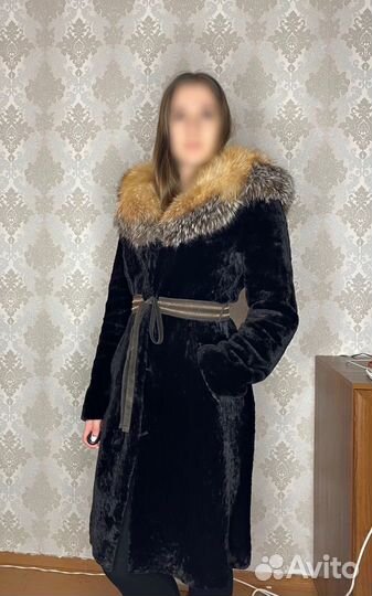 Шуба мутоновая с капюшоном из лисы