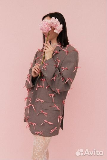 Пиджак с бантиками, розовые туфли, жемчуг