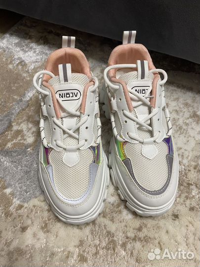 Кроссовки женские