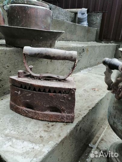 Старинный утюг на углях