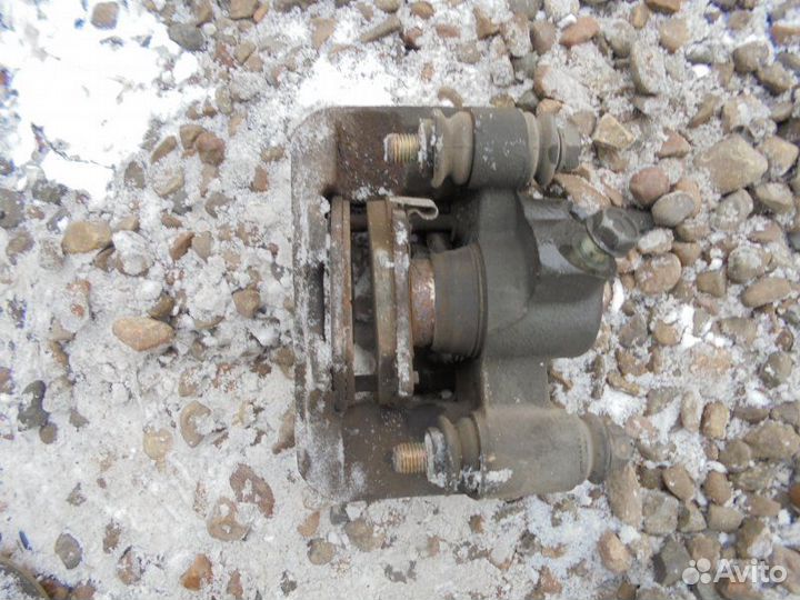 Суппорт задний правый Toyota Ist NCP61 1NZ-FE