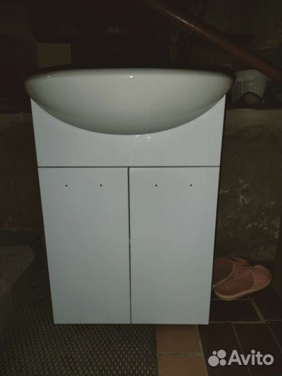 Раковина в ванную с тумбой и зеркалом